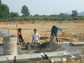 Nhân dân huyện lạc Thủy tích cực tham gia giao làm đường bê tông xi măng.